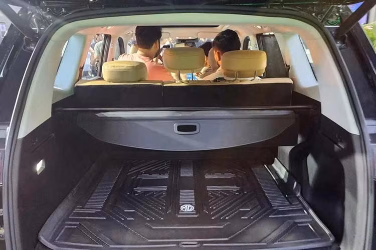 Trong khi đó, MG Hector Tomahawk PHEV kết hợp động cơ hút khí tự nhiên, dung tích 1.5L đóng vai trò máy phát điện với một mô-tơ điện và bộ pin nhỏ hơn, có dung lượng 20,5 kWh. Xe có thể di chuyển 115 km chỉ bằng năng lượng điện trong khi tổng phạm vi hoạt động đạt hơn 1.100 km.