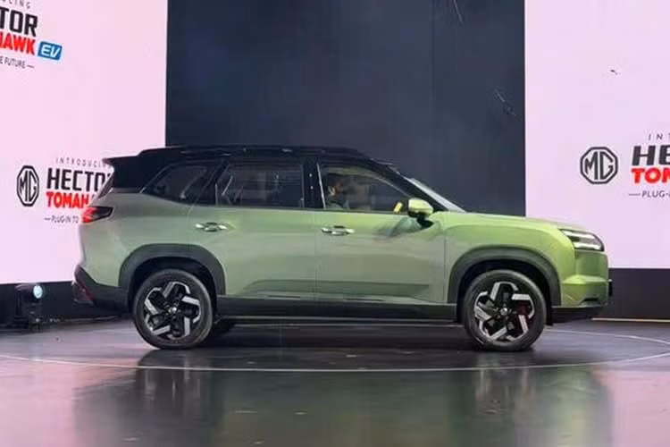 Trên thực tế, MG Hector Tomahawk là phiên bản đổi tên của Wuling Starlight 560 vốn đã được giới thiệu vào cuối năm 2025 và có mặt tại các showroom ở Trung Quốc từ đầu năm nay. Về ngoại hình, các phiên bản EV và PHEV được phân biệt bởi thiết kế lưới tản nhiệt và cản trước khác nhau.
