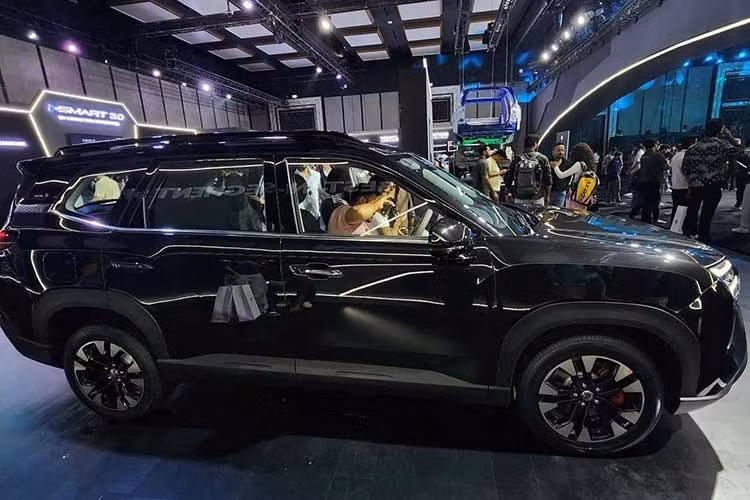 Tại thị trường Ấn Độ, MG Hector Tomahawk EV có giá kèm pin từ 1,949-2,349 triệu Rupee (khoảng 585-705 triệu đồng). Khách hàng cũng có thể lựa chọn hình thức mua xe không kèm pin, qua đó giảm giá khởi điểm xuống còn 1,399 triệu Rupee (420 triệu đồng), sau đó trả 4,9 Rupee (1.470 đồng) cho mỗi km di chuyển.