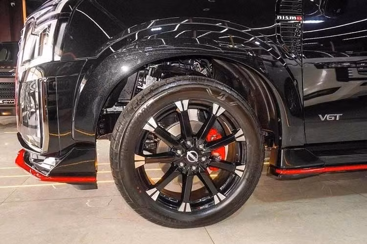Xe sở hữu ngoại hình cơ bắp, hầm hố. Phần đầu xe gây ấn tượng với cụm đèn pha dạng dọc được tích hợp công nghệ chiếu sáng thích ứng và 2 dải đèn LED định vị ban ngày hình chữ "C". Ở chính giữa là lưới tản nhiệt V-motion kết hợp với các dải đèn nằm ngang nhìn bắt mắt hơn.