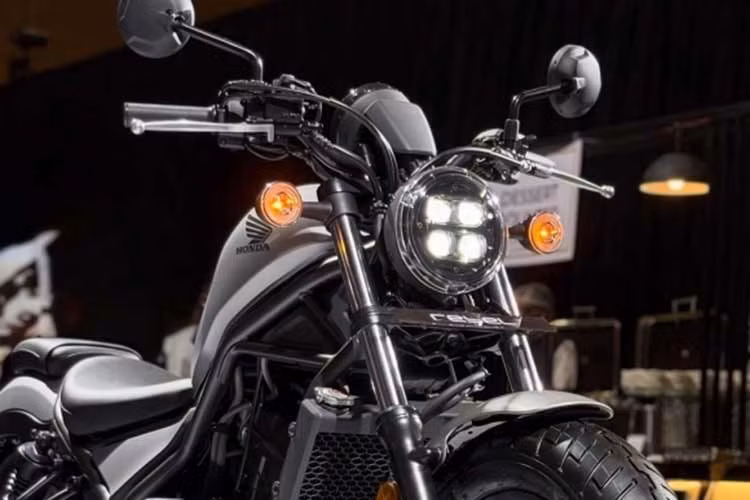 Về ngoại hình, Honda Rebel 300 2026 tại Ấn Độ sở hữu thiết kế bobber thấp với bình xăng hình giọt nước, đèn pha LED tròn, yên xe hai mảnh và ống xả ngắn. Các chi tiết được sơn đen toàn bộ, tay lái thẳng đứng và gác chân đặt phía trước tạo nên tư thế lái xe tối giản và thoải mái.