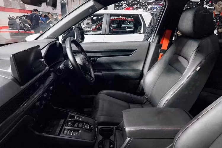 Phong cách màu cam tiếp tục được đưa vào bên trong khoang lái. Ghế da sử dụng đường chỉ khâu màu cam, kết hợp dây đai an toàn và hệ thống đèn viền nội thất cùng tông màu. Logo TRAILSPORT cũng được bố trí trên khu vực bảng điều khiển trung tâm.
