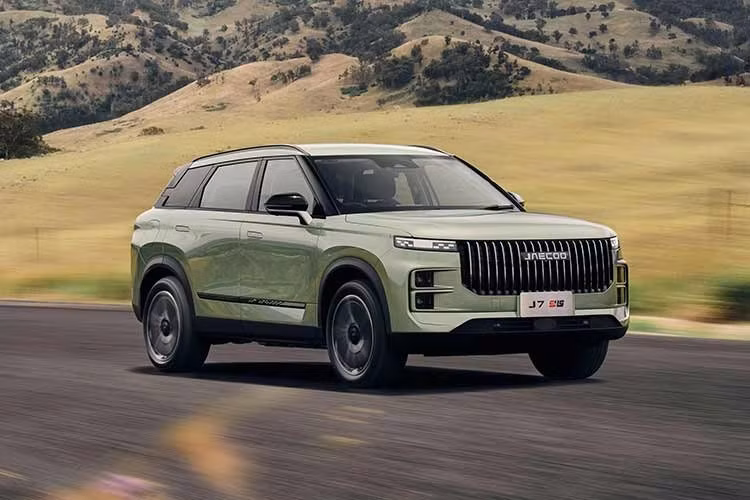 Trang bị an toàn tiêu chuẩn của xe gồm 8 túi khí, hệ thống phanh khẩn cấp tự động, kiểm soát hành trình thích ứng với chức năng dừng/đi và hỗ trợ giữ xe ở giữa làn đường. Tại thị trường Úc, Jaecoo J7 PHEV AWD có giá 47.990 AUD (khoảng 897 triệu đồng).
