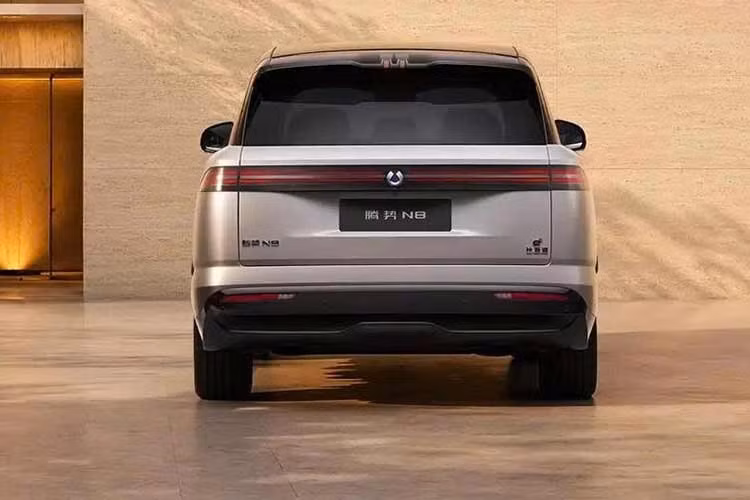 Bên cạnh đó, Denza N8 cũng không sử dụng màn hình đặt nổi có thể xoay truyền thống vốn phổ biến trên nhiều mẫu xe thuộc hệ sinh thái BYD. Thay vào đó, xe sở hữu màn hình cỡ lớn 30 inch, tương tự nhiều mẫu SUV khác như Lynk &amp; Co 900, Geely Galaxy M9 và Li Auto L9. Táp-pi cửa của xe kết hợp tay nắm cửa thông thường với các nút bấm điều khiển điện.