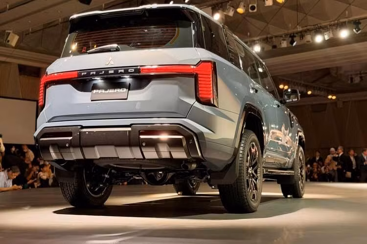 So với Pajero Sport trước đây, Pajero mới có mức giá cao hơn đáng kể, chênh lệch tối đa khoảng 19.400 AUD (14.000 USD) tùy phiên bản. Mitsubishi lý giải sự khác biệt bằng những nâng cấp về kích thước, tiện nghi, công nghệ và trang bị, đồng thời định vị Pajero là mẫu SUV đầu bảng của hãng.