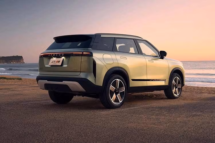 So với Jaecoo J8 và Omoda C9 PHEV cũng sử dụng AWD, phiên bản dẫn động bốn bánh của J7 PHEV khác với ở chỗ vẫn giữ hệ thống Super Hybrid System-Plug-in Hybrid (SHS-P) có công suất thấp hơn. Điều đó có nghĩa là xe sử dụng hộp số hybrid chuyên dụng một cấp (DHT) thay vì loại 3 cấp như hai mẫu xe kể trên.