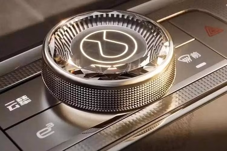 Tất nhiên, xe cũng hỗ trợ công nghệ sạc siêu nhanh mới của BYD, cho phép sạc từ 10% lên 97% chỉ trong 9 phút trong điều kiện nhiệt độ thông thường. Ngay cả khi nhiệt độ xuống mức thấp vào mùa đông, thời gian sạc pin cũng chỉ dài hơn 3 phút.