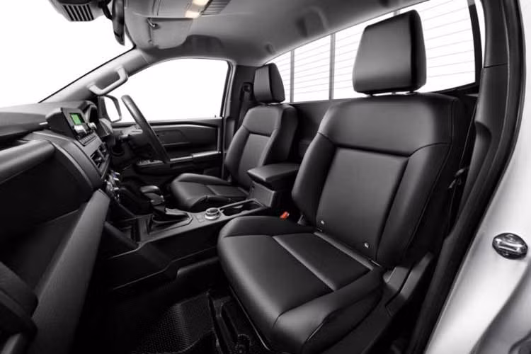 Về mặt an toàn, Mitsubishi Triton Single Cab AT được trang bị 3 túi khí (tính cả túi khí bảo vệ đầu gối người lái). Vì là phiên bản rẻ nhất nên mẫu xe bán tải này sẽ không được trang bị ADAS như các phiên bản cao cấp hơn.