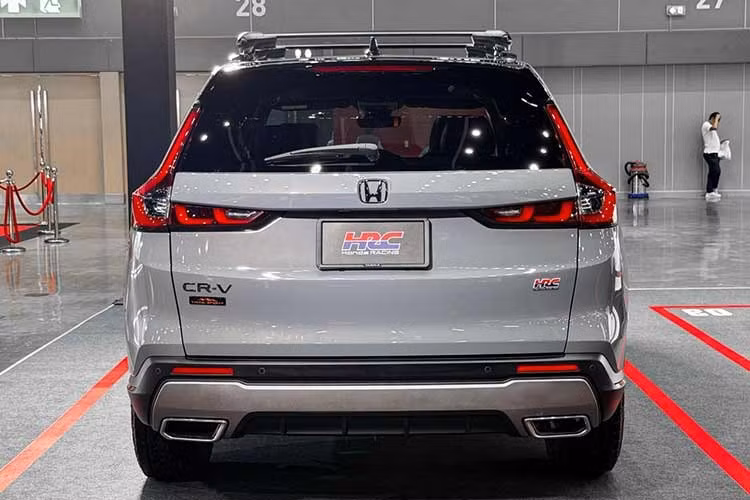 Điều này cũng đồng nghĩa CR-V TrailSport HRC Concept hiện tại chưa phải một phiên bản hiệu năng cao theo nghĩa truyền thống. Những thay đổi được giới thiệu trên mẫu xe trưng bày chủ yếu phục vụ phong cách và hình ảnh.