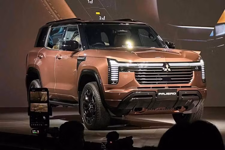 Sau khoảng 20 năm kể từ lần gần nhất có một thế hệ hoàn toàn mới, Mitsubishi Pajero chuẩn bị trở lại thị trường Australia. Pajero 2027 sẽ được phân phối với ba phiên bản GLS, Exceed và GSR, với lựa chọn cấu hình 5 hoặc 7 chỗ.