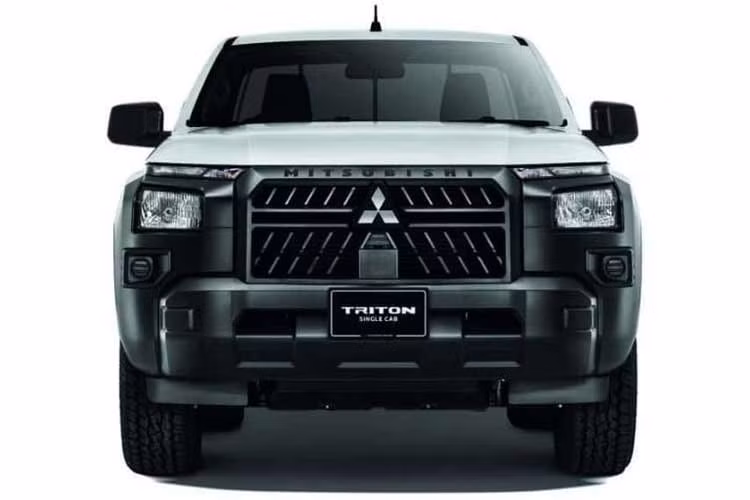 Trong thời gian đầu mở bán, khách hàng mua Mitsubishi Triton Single Cab AT sẽ nhận được khoản hỗ trợ nhiên liệu trị giá 4.000 RM (25,84 triệu đồng). Đây là một phần trong chương trình ưu đãi diện rộng của hãng tại thị trường Malaysia.