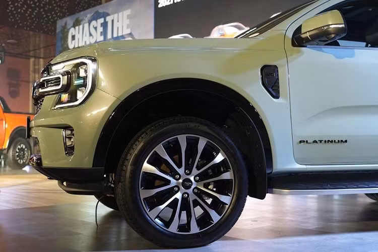 Thay đổi quan trọng nhất của Ford Everest 2027 nằm dưới nắp ca-pô của phiên bản Platinum. Xe sử dụng động cơ diesel tăng áp V6 dung tích 3.0L, sản sinh công suất 247 mã lực và mô-men xoắn cực đại 600 Nm. Ba phiên bản còn lại gồm Wildtrak, Sport+ và Active sử dụng động cơ diesel tăng áp 2.0L, cho công suất 168 mã lực và mô-men xoắn 405 Nm.
