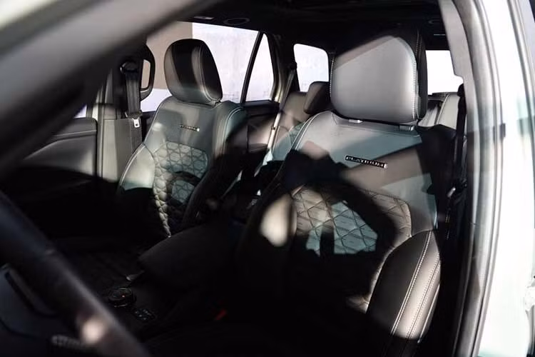 Màn hình giải trí trung tâm 12 inch cùng Apple CarPlay và Android Auto không dây là trang bị tiêu chuẩn trên toàn bộ dòng xe. Hệ thống âm thanh 8 loa được sử dụng trên phần lớn phiên bản, riêng Platinum có dàn âm thanh Bang &amp; Olufsen 12 loa. Bản cao cấp nhất sở hữu ghế trước có chức năng sưởi và làm mát, sưởi hàng ghế thứ hai. Platinum và Wildtrak được bổ sung khả năng gập điện hàng ghế thứ ba.