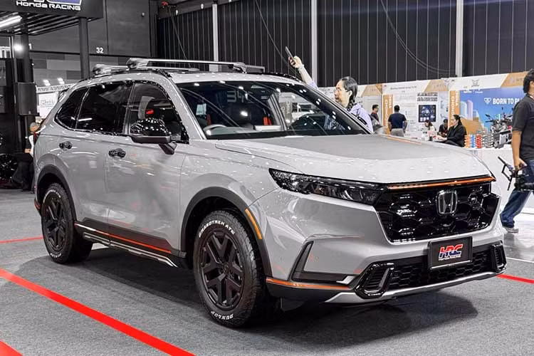 Tại Bangkok Auto Salon 2026, Honda Thái Lan chính thức giới thiệu thương hiệu HRC (Honda Racing Corporation) dành cho các mẫu ôtô được trang bị gói nâng cấp đặc biệt từ nhà máy. Theo định hướng được công bố, dòng sản phẩm này sẽ được chia thành hai phong cách gồm Sport Line và Trail Line.