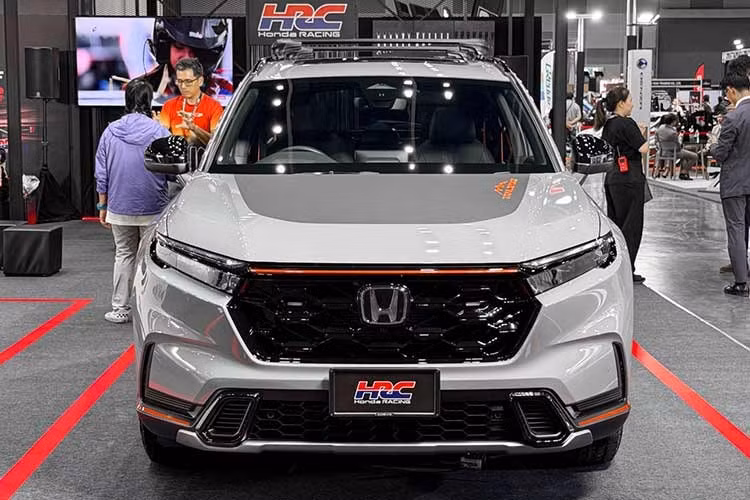 Hiện chưa rõ phiên bản thương mại của Honda CR-V TrailSport HRC sẽ giữ lại bao nhiêu trang bị từ mẫu concept. Tuy nhiên, với kế hoạch được kỳ vọng triển khai vào cuối năm 2026, khoảng cách giữa bản trưng bày và mẫu xe dành cho khách hàng có thể sớm được làm rõ.