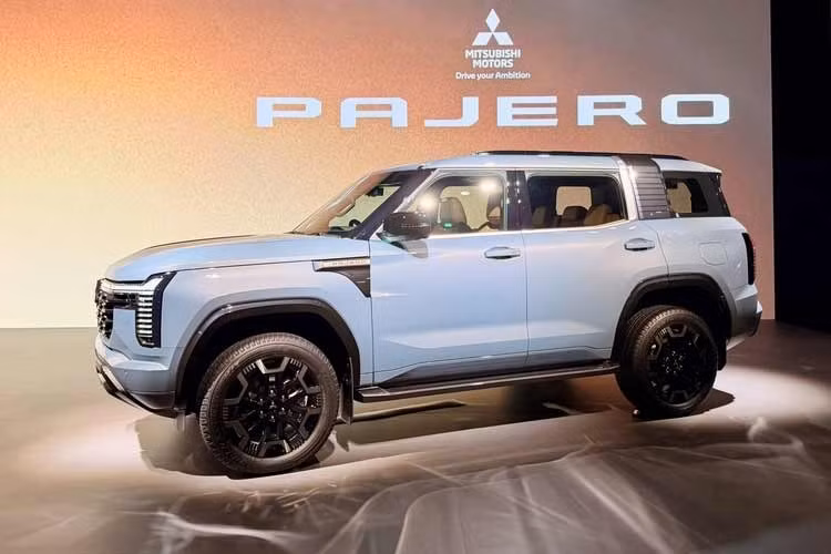 Giá bán Mitsubishi Pajero 2027 như sau: Pajero GLS 5 chỗ – 68.490 AUD (49.105 USD); Pajero GLS 7 chỗ – 69.990 AUD (50.200 USD); Pajero Exceed 7 chỗ – 79.990 AUD (57.376 USD); Pajero GSR 7 chỗ – 84.990 AUD (60.960 USD).
