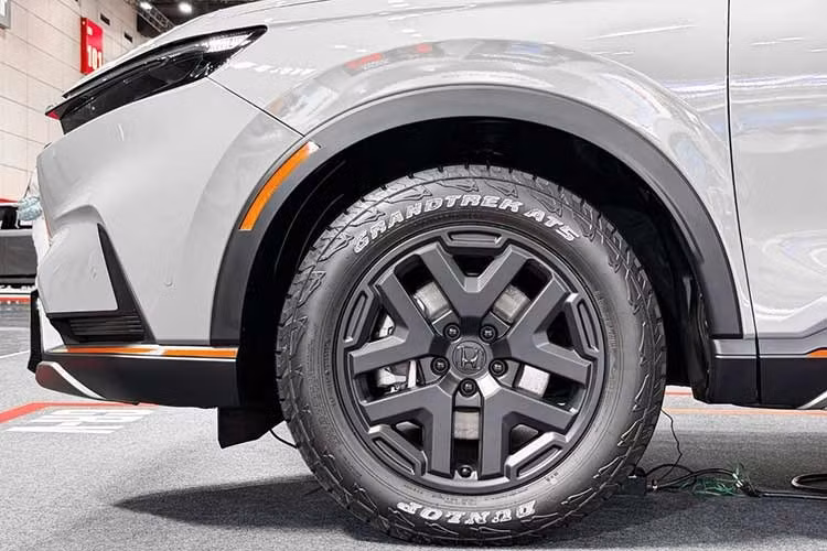 Phần dưới thân xe Honda CR-V TrailSport HRC Concept cũng được bổ sung các chi tiết trang trí tại cản trước, cản sau và hai bên cửa. Phía sau xuất hiện logo TRAILSPORT, HRC cùng cánh gió thể thao trên cửa cốp.
