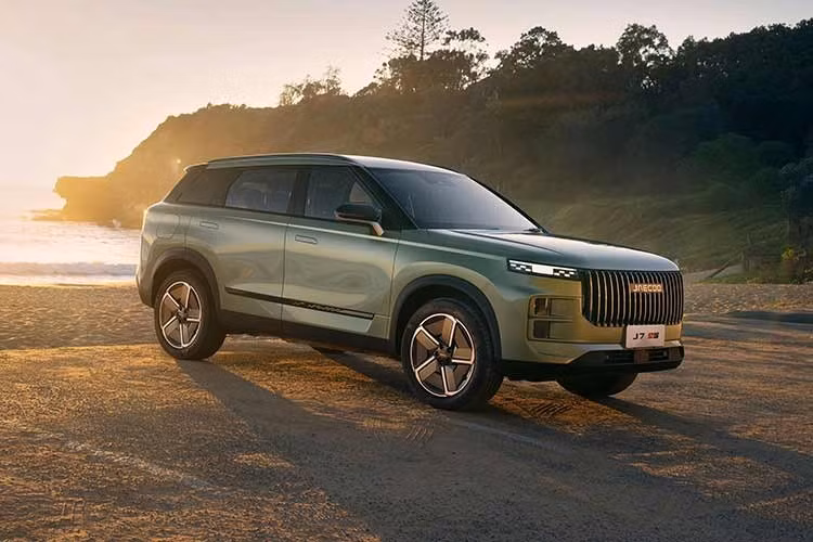 Mô-tơ điện này kết hợp với mô-tơ điện thứ hai mạnh 154 mã lực và 210 Nm để tạo ra hệ dẫn động 4 bánh toàn thời gian. Nhờ đó, tổng công suất của hệ thống tăng lên 354 mã lực và mô-men xoắn cực đại đạt 490 Nm. So với phiên bản dẫn động cầu trước FWD, Jaecoo J7 PHEV AWD mạnh hơn 75 mã lực và 125 Nm.