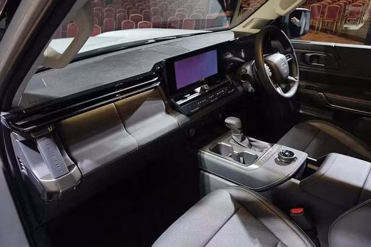 Dù tiếp tục có mối liên hệ với bán tải Triton, Mitsubishi cho biết Pajero sở hữu thiết kế thân xe riêng và chỉ chia sẻ phần phía trước của kết cấu khung gầm dạng ladder-frame với mẫu bán tải. Tại Australia, Pajero mới đóng vai trò kế nhiệm Pajero Sport. Ở một số thị trường khác, Mitsubishi dự kiến vẫn phân phối hai dòng xe song song.