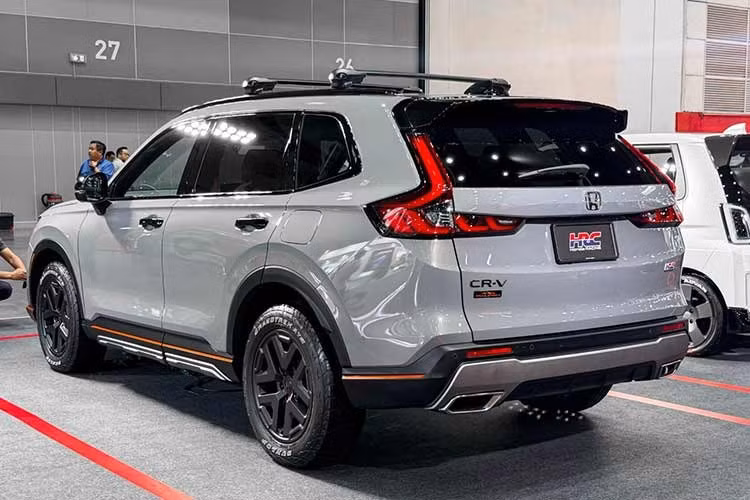 Trong đó, Honda CR-V thế hệ mới được kỳ vọng sẽ trở thành một trong những mẫu HRC đầu tiên được thương mại hóa tại Thái Lan, dự kiến vào cuối năm 2026. Xe hướng đến phong cách TrailSport, tập trung vào diện mạo khỏe khoắn và khả năng phục vụ những chuyến đi mang tính khám phá.