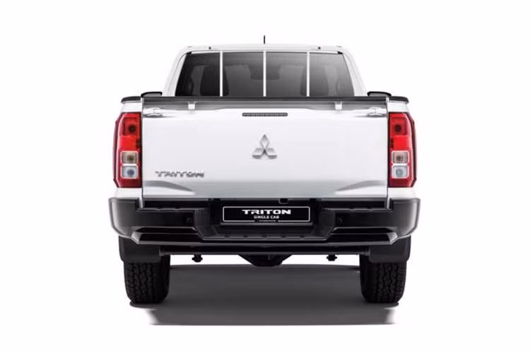 Tại thị trường Malaysia, Mitsubishi Triton Single Cab AT 2026 mới có giá niêm yết từ 107.980 RM (khoảng 697,56 triệu đồng), cao hơn phiên bản số sàn (MT) khoảng 3.000 RM (tương đương 19,38 triệu đồng).