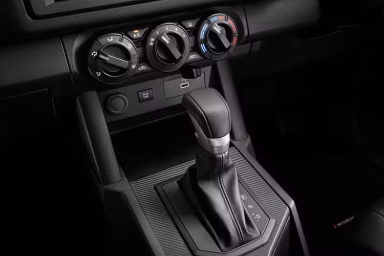 Mẫu xe bán tải Mitsubishi Triton Single Cab AT 2026 mới này chỉ có duy nhất một tùy chọn màu sơn trắng (Solid White) tại Malaysia, đi kèm chính sách bảo hành 5 năm hoặc 200.000 km.