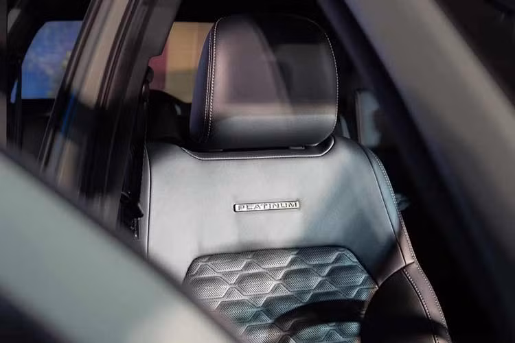 Bên trong, Ford Everest 2027 tiếp tục duy trì cấu hình 7 chỗ. Platinum cao cấp nhất sử dụng ghế da chần họa tiết kèm logo riêng, trong khi Wildtrak cũng có ghế da với nhận diện phiên bản. Platinum và Wildtrak được trang bị cửa sổ trời toàn cảnh, đèn viền nội thất và bảng đồng hồ kỹ thuật số 12 inch. Hai phiên bản Sport+ và Active sử dụng màn hình đồng hồ 8 inch.