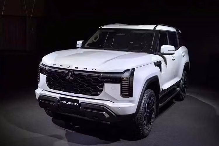 Mitsubishi Pajero 2027 dự kiến bắt đầu được bàn giao tại Australia từ tháng 12/2026. Theo thông tin được công bố, mẫu SUV này đã nhận hơn 3.000 lượt đăng ký quan tâm trước khi chính thức có mặt tại đại lý.