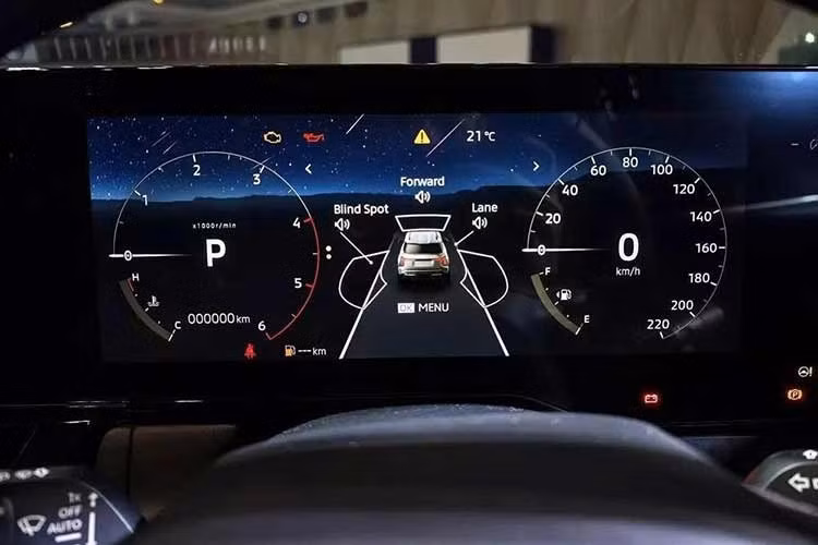 Mitsubishi cũng đã được cơ quan quản lý Australia phê duyệt một phiên bản GLX có giá thấp hơn. Tuy nhiên, hãng mới chỉ đang cân nhắc bổ sung cấu hình này vào danh mục trong tương lai. Pajero mới có kích thước lớn hơn Pajero Sport và cả thế hệ Pajero trước đây, nhưng tương đương với Ford Everest.