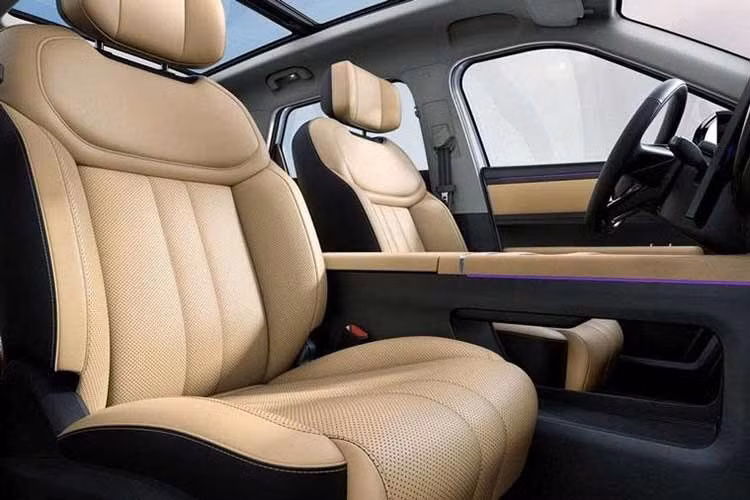 Các bộ phận còn lại của Jaecoo J7 PHEV AWD không thay đổi so với phiên bản dẫn động cầu trước. Xe vẫn hỗ trợ sạc nhanh DC công suất tối đa 40 kW, giúp nạp pin từ 30% lên 80% trong 20 phút. Đối với sạc chậm AC, công suất vẫn được giới hạn ở mức 6,6 kW khiến thời gian sạc từ 25% lên 100% kéo dài 2,6 giờ.