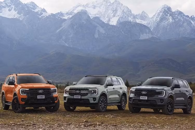 Tại thị trường Philippines, Ford Everest 2027 có giá khởi điểm từ 1,949 triệu peso (tương đương 812 triệu đồng) cho bản Active 2.0L Turbo 4x2. Cao nhất là Everest Platinum 3.0L V6 4x4 với giá 2,849 triệu peso (tương đương 1,2 tỷ đồng).