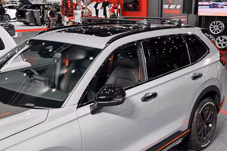 So với CR-V thông thường, bản TrailSport HRC Concept tạo khác biệt bằng hàng loạt chi tiết trang trí ngoại thất. Xe được bổ sung decal màu cam chạy quanh thân, kết hợp decal TRAILSPORT màu đen mờ trên nắp ca-pô.