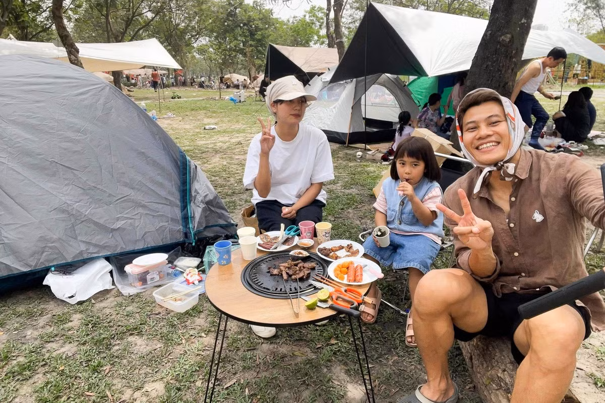 Dù bận rộn với lịch diễn tập dày đặc, diễn viên Phương Nam vẫn dành thời gian đưa gia đình đi du lịch khiến nhiều người ngưỡng mộ. Có khi, chuyến đi chỉ đơn giản là ra ngoại ô Hà Nội cắm trại, nướng thịt và tận hưởng khoảnh khắc sum vầy.