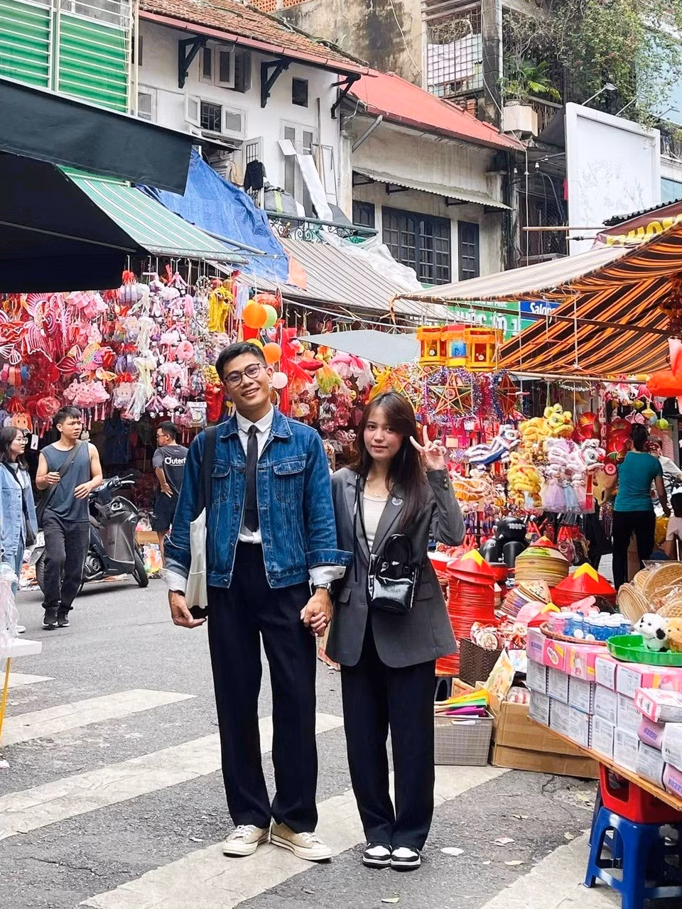 Nam diễn viên còn thường xuyên "nịnh" vợ bằng những dòng trạng thái khen lấy khen để như "Nếu cuộc đời ai xinh hơn Yến Trịnh, chắc chỉ có thể con gái của chúng ta" trong loạt ảnh dạo phố lồng đèn.