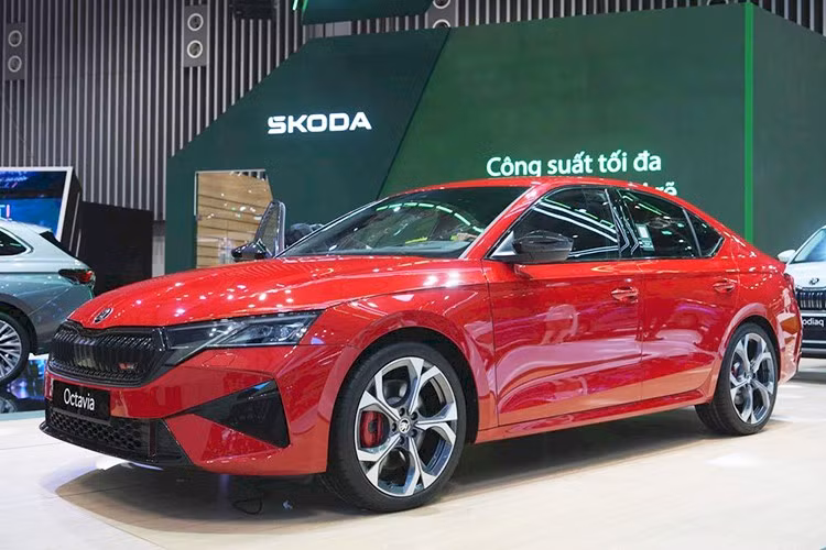 Nhiều đồn đoán cho rằng, mẫu sedan Skoda Octavia 2025 sẽ xuất hiện chính thức vào cuối tháng 11 hoặc đầu tháng 12 năm nay. Phiên bản được phân phối là Octavia vRS, cấu hình hiệu suất cao của dòng Octavia. Xe có mức giá dự kiến là trên 1,5 tỷ đồng, số lượng xe được nhập về cũng rất hạn chế.