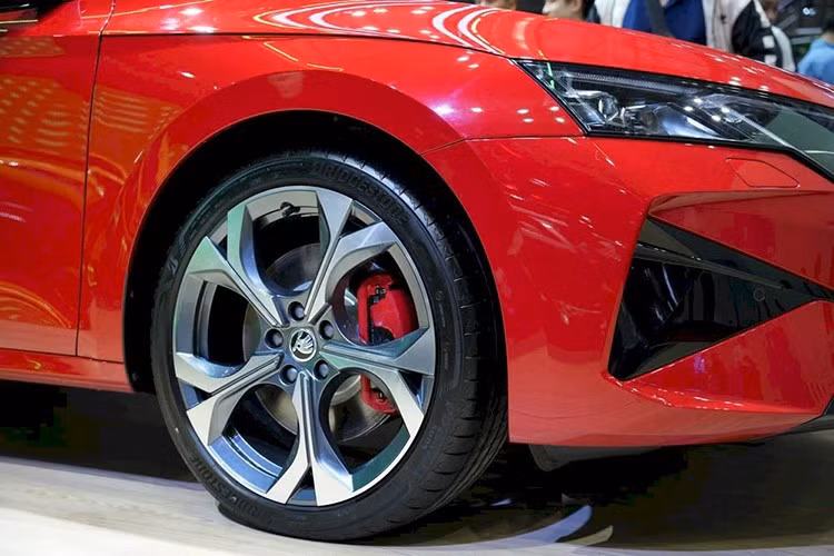 Ngoài ra, mẫu xe sedan Skoda Octavia 2025 còn được thiết kế khe gió hình tam giác trên đầu xe và 2 ống xả phía sau. Hệ thống treo thể thao giúp bản RS sở hữu khoảng sáng gầm thấp hơn 15 mm so với các bản còn lại.