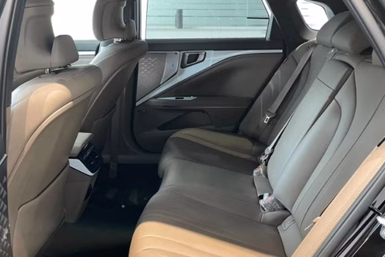 Những trang bị đáng chú ý khác của xe gồm có nội thất bọc da Nappa, ghế lái Ergo Motion Seat, ghế phụ lái chỉnh điện 8 hướng, hệ thống âm thanh Meridian 14 loa, điều hòa tự động 3 vùng và màn hình hiển thị thông tin kính lái 12 inch.