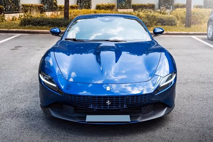 Ferrari Roma đã được giới thiệu vào cuối tháng 11 năm 2019, đây là chiếc Coupe 2+2 hoàn toàn mới được ra mắt trong một sự kiện diễn ra ở Roma, Ý với mang thiết kế cổ điển của những năm 1950 và 1960 được hãng siêu xe Ý gọi là “La Dolce Vita”.