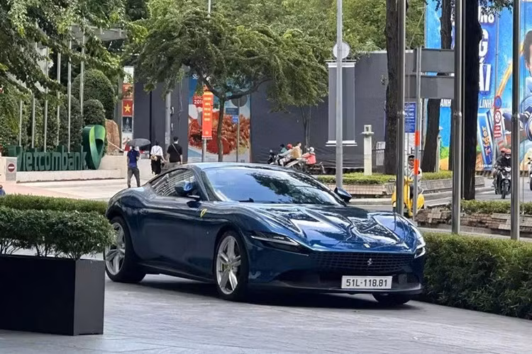 Một chiếc siêu xe 4 chỗ ngồi Ferrari Roma mới bị bắt gặp lăn bánh tại TP.HCM với biển số 51L đã nhanh chóng thu hút sự quan tâm của giới mê xe. Ferrari Roma bản coupe đã dừng sản xuất, nhưng hàng tồn kho từ các đại lý trên thế giới hay ở Việt Nam thì còn, vì thế 1 đại gia đã quyết định mua 1 xe để trải nghiệm.