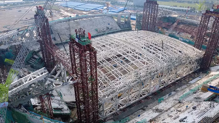 Ngày 22/9, nhà thầu đã thực hiện công đoạn nâng hệ kết cấu mái vòm thép của sân vận động PVF lên 4 trụ chính. Hệ thống cáp kích rút được bố trí tại 4 cụm trụ để đưa kết cấu mái lên đúng cao độ, vị trí theo thiết kế và duy trì sự ổn định trong quá trình thi công.