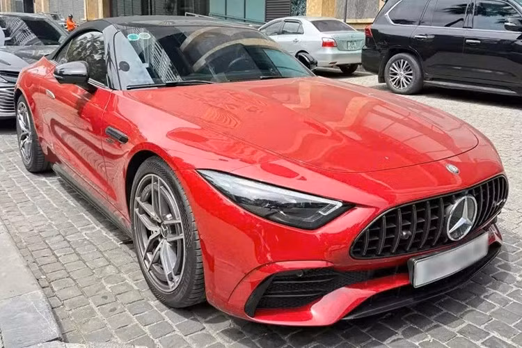 Sức mạnh trên dòng xe thể thao Mercedes-AMG SL43 sẽ đi kèm với hộp số MCT tự động 9 cấp của AMG, nhờ đó, giúp xe có khả năng tăng tốc từ vị trí xuất phát lên 100 km/h chỉ trong thời gian 4,9 giây, trước khi xe đạt vận tốc tối đa 275 km/h.