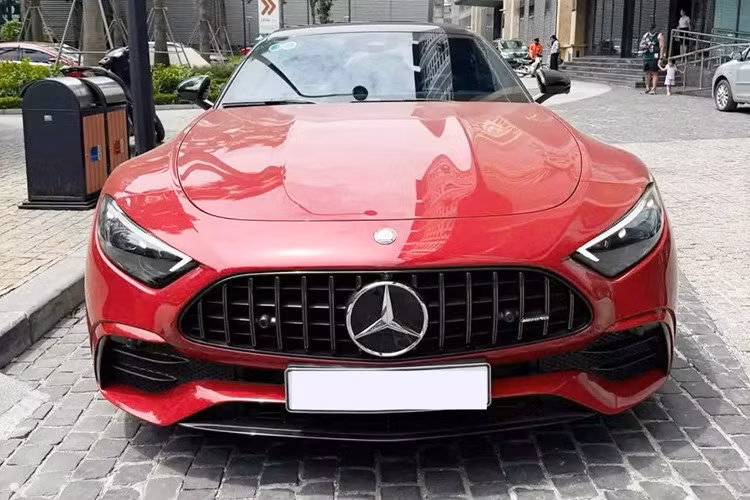 Mức giá bán của chiếc xe Mercedes-AMG SL43 này được tiết lộ 5.x tỷ đồng, tức chỉ vài tháng mua xe, chủ đã lỗ gần 2 tỷ đồng, rất có lợi cho người mua sau này, vì xe chẳng khác gì hàng mới 99%, điều đó cho thấy đây là chiếc xe mui trần rớt giá nhất Việt Nam.