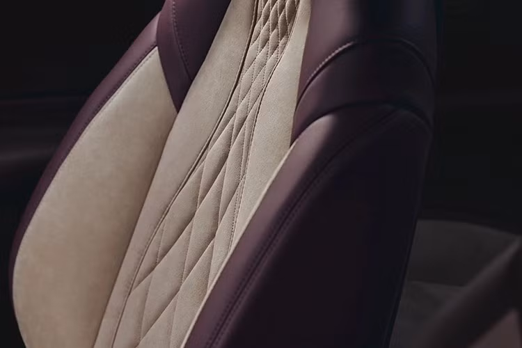 Maserati GranTurismo Meccanica Lirica sở hữu động cơ V6 Nettuno Twin Turbo dung tích 3.0L, công suất 550 mã lực và mô-men xoắn 650 Nm.