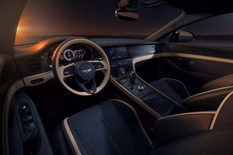 Bên trong khoang cabin, Bentley vẫn giữ phong cách chế tác thủ công đặc trưng nhưng tinh giản để phù hợp triết lý hiệu năng. Xe được trang bị hai ghế thể thao trọng lượng nhẹ đặt thấp, có khả năng chỉnh điện 11 hướng. Phía sau ghế là khoang chứa đồ bọc da kết hợp ốp sợi carbon.