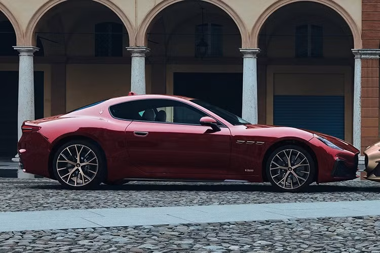 Maserati GranTurismo Meccanica Lirica mang tông màu sơn đỏ Rosso Velluto độc quyền, mô phỏng theo lớp rèm nhung của nhà hát opera Teatro Comunale Modena Pavarotti-Freni.
