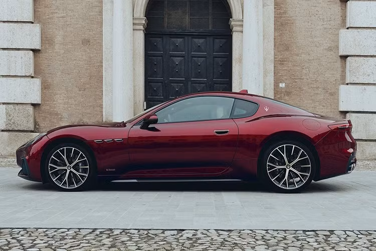 Maserati GranTurismo Meccanica Lirica sở hữu động cơ V6 Nettuno Twin Turbo dung tích 3.0L, công suất 550 mã lực và mô-men xoắn 650 Nm. Sức mạnh được truyền đến 4 bánh thông qua hộp số 8 cấp ZF.