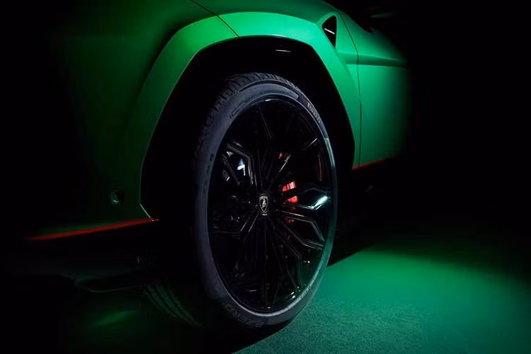 Lamborghini Urus SE Tettonero Capsule vẫn sử dụng hệ truyền động hybrid sạc điện quen thuộc, bao gồm máy xăng V8, tăng áp kép, dung tích 4.0L, kết hợp cùng pin dung lượng 25,9 kWh, mô-tơ điện và hộp số tự động 8 cấp. Tổng công suất đạt 789 mã lực và mô-men xoắn cực đại là 950 Nm.