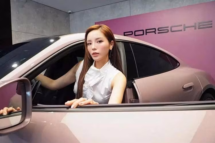 Trong số 3 mẫu xe này, Porsche Taycan Turbo S có vẻ là đắt nhất và cũng mạnh mẽ nhất. Mẫu xe điện này sở hữu công suất tối đa lên đến 952 mã lực khi bật tính năng Overboost và mô-men xoắn cực đại 1.110 Nm với hệ thống hỗ trợ đề-pa nhanh Launch Control. Nhờ đó, xe có thể tăng tốc từ 0-100 km/h trong thời gian chỉ 2,4 giây và đạt vận tốc tối đa 260 km/h.