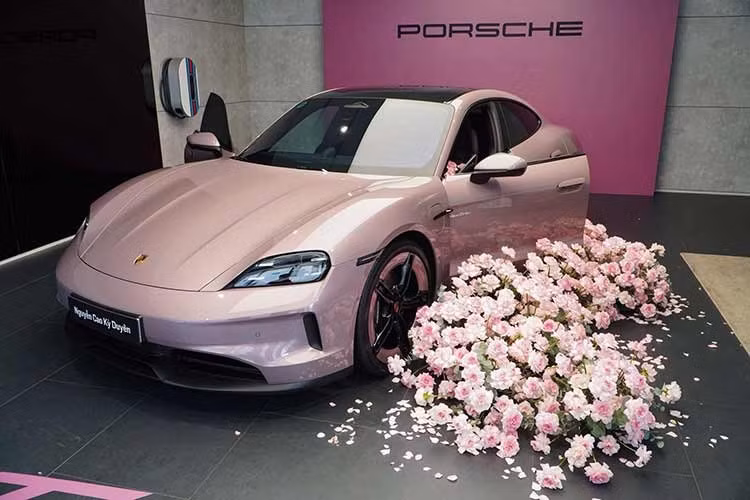 Tất cả các phiên bản của dòng xe điện hạng sang Porsche Taycan này đều được trang bị hệ thống treo khí nén chủ động. Tùy chọn hệ thống kiểm soát khung gầm chủ động toàn thời gian Porsche Active Ride mới chỉ dành cho các phiên bản dẫn động bốn bánh toàn phần.