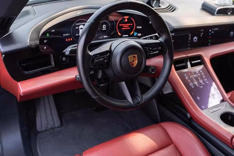 Chiếc Porsche Taycan của Hoa hậu Kỳ Duyên thuộc phiên bản nâng cấp đã ra mắt thị trường Việt Nam vào hồi tháng 10/2024. Ở phiên bản mới, xe đã được nâng cấp cả về thiết kế, trang bị và hiệu suất vận hành. Cụ thể hơn, xe được nâng cấp ở những chi tiết ngoại thất như cản trước, cản sau, cụm đèn pha và đèn hậu.
